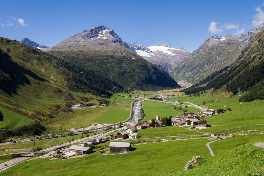 Hinterrhein in Graubünden mit Marschol-, Rheinquell- und Höhberghorn sowie Blick zum San-Bernardino-Pass