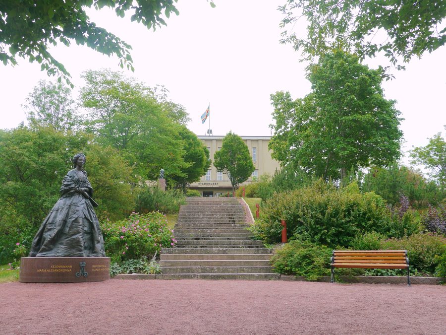 Stadthaus von Mariehamn mit der Statue von Maria Alexandrowna