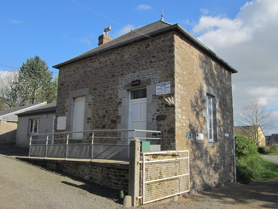 Rathaus von Le Luot in der Normandie