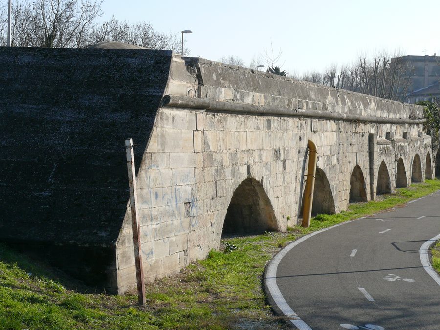 Historischer Aquädukt Pont-de-Crau in Arles