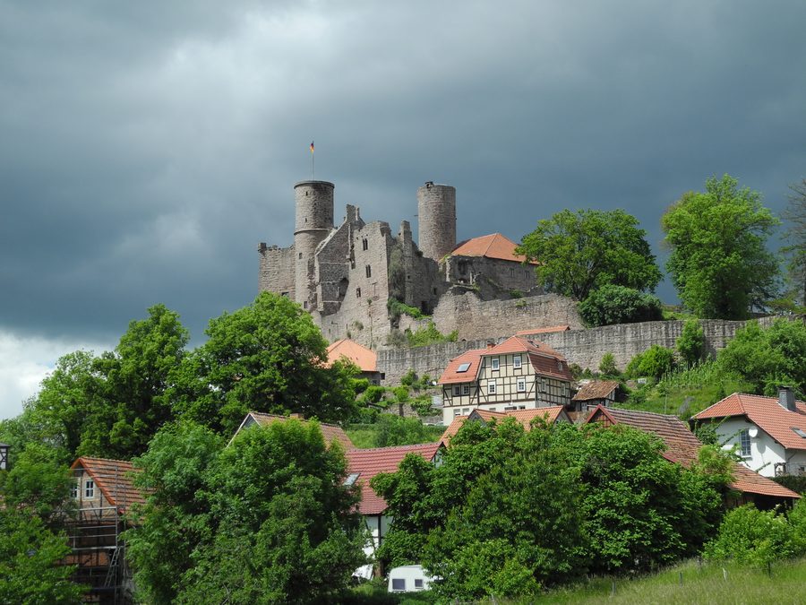 Burg Hanstein bei Bornhagen im Landkreis Eichsfeld mit dem Ortsteil Rimbach im Hintergrund