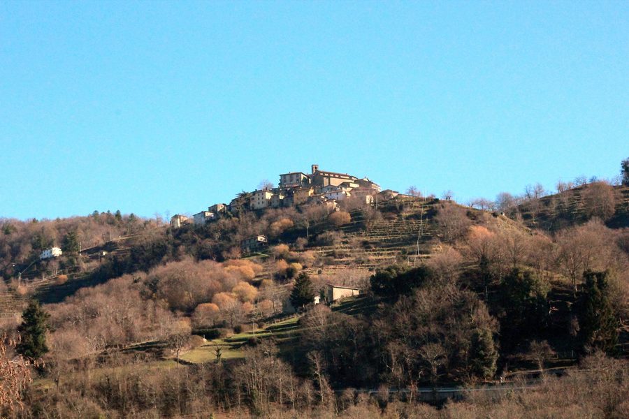 Panorama von Sillico, einem historischen Hügeldorf über der Ebene von Pieve in der Garfagnana