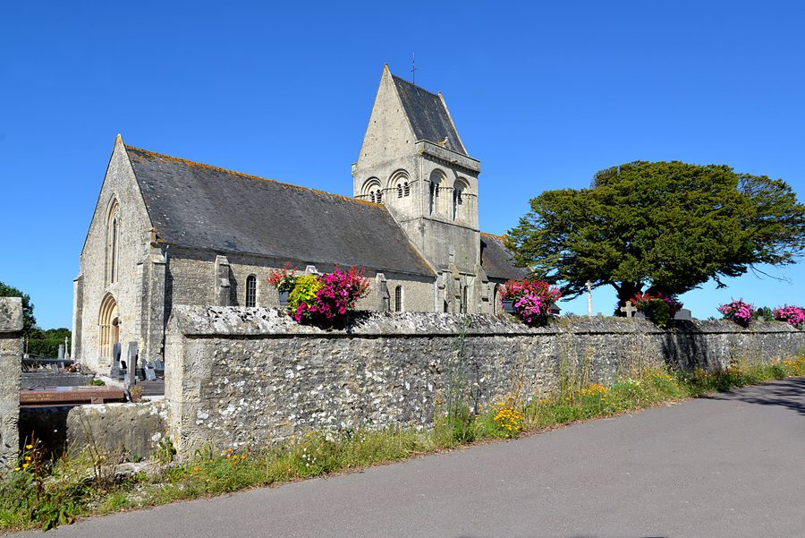 Außenansicht der Saint-Hilaire-Kirche in Brucheville