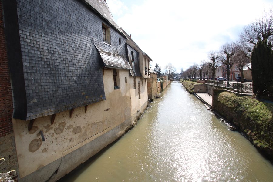 Ufer der Anille in Saint-Calais, Frankreich