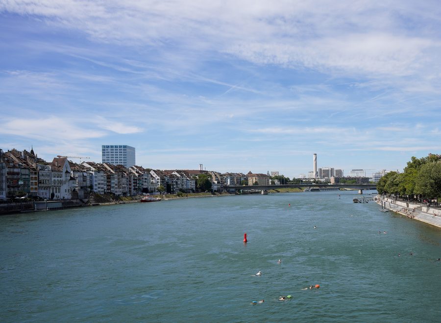 Der Rhein in Basel mit dem städtischen Ufer