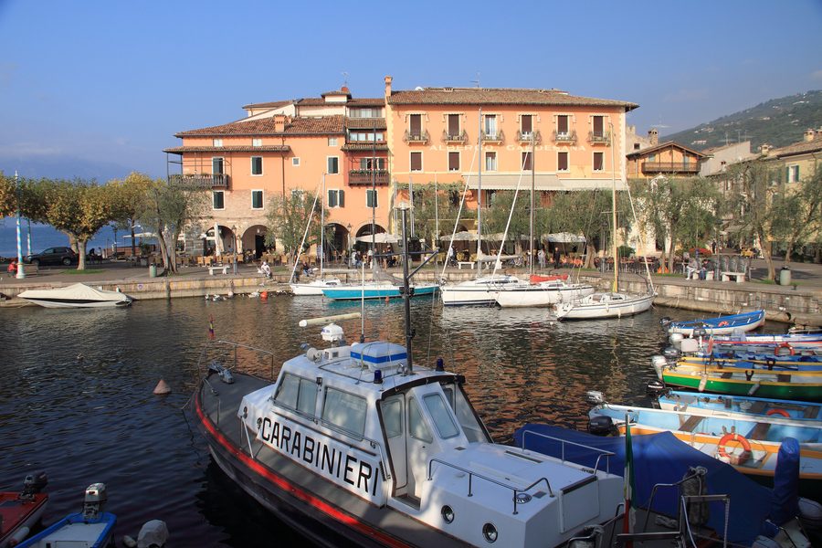 Der Hafen im Zentrum von Torri del Benaco.