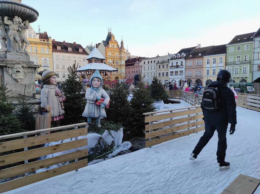 Samson-Brunnen mit Eislaufbahn auf dem Přemysl-Otakar-II.-Platz in České Budějovice