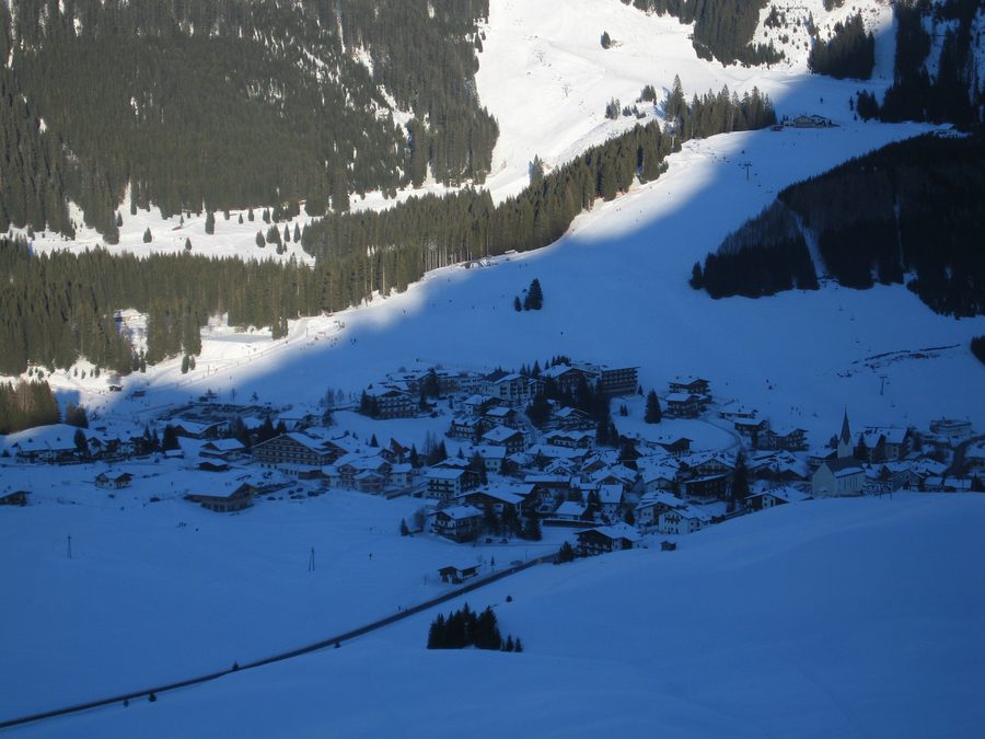 Berwang in Tirol im Winter mit verschneiter Berglandschaft