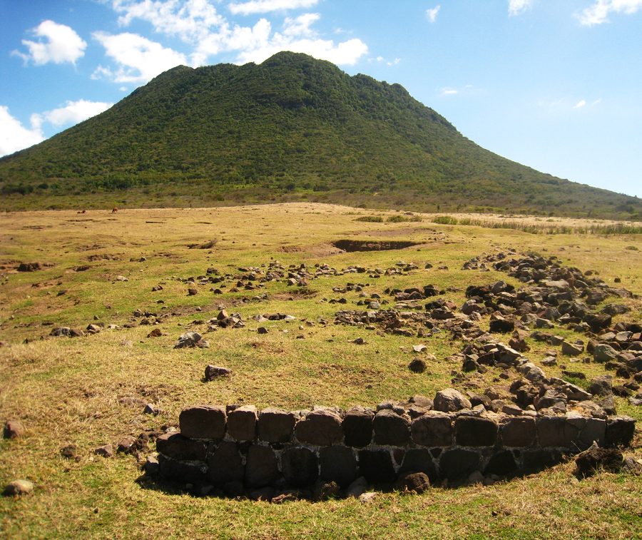 Blick vom Gelände der Battery St. Louis auf den bewachsenen Vulkan The Quill auf Sint Eustatius
