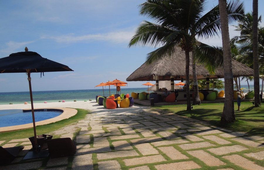 Küstenlandschaft mit hellem Sandstrand in Barangay Bolod auf Panglao