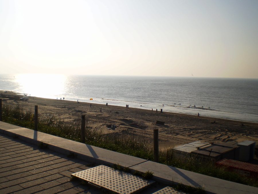 Nordseeküste am Strand von Bloemendaal aan Zee mit Blick vom Strandpavillon