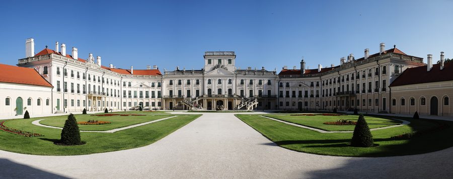 Esterházy-Schloss in Fertőd mit historischer Gartenanlage