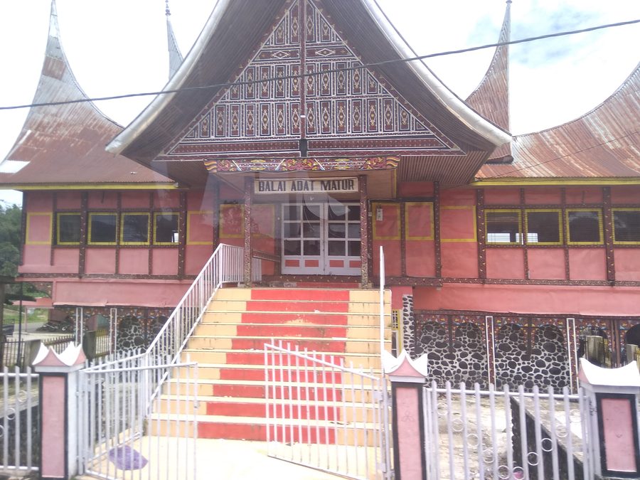 Traditionelle Halle Balai Adat Matur an der Padang-Lua-Maninjau-Straße in West-Sumatra