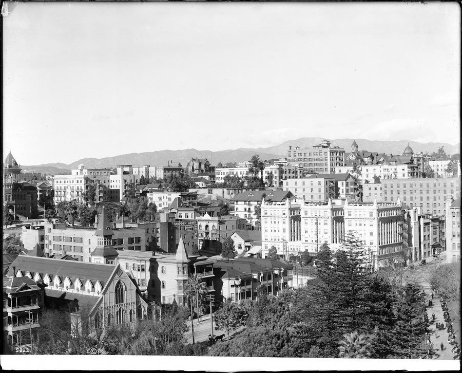 Panoramablick auf Los Angeles mit dichter Bebauung und Hügeln in der Ferne.