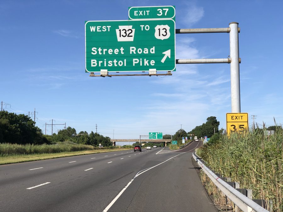 Interstate 95 am Anschluss Exit 37 bei PA 132 im Bensalem Township