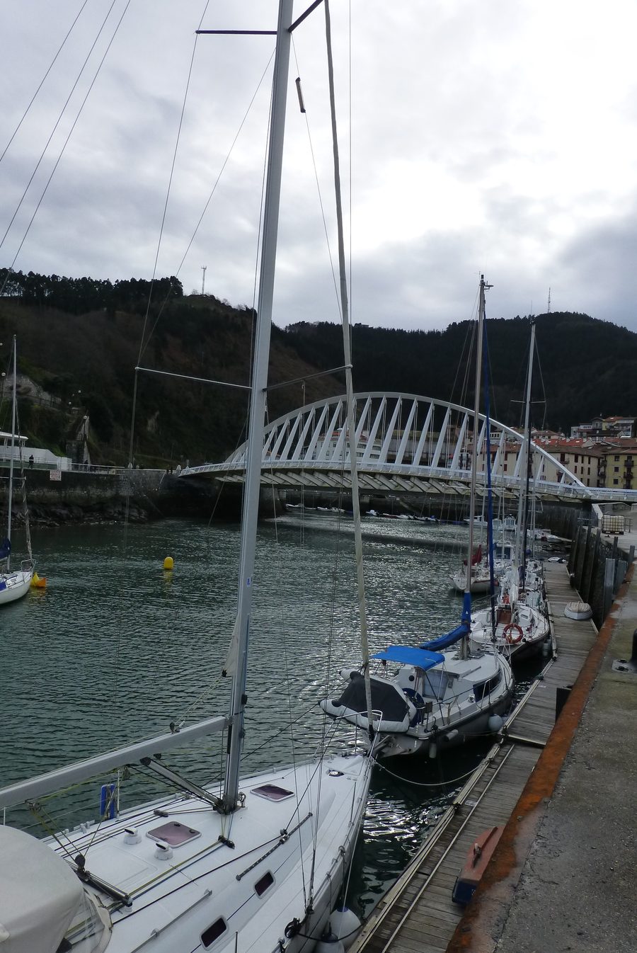 Vista del puerto de Ondarroa y del puente de Itsas Aurre de Santiago Calatrava
