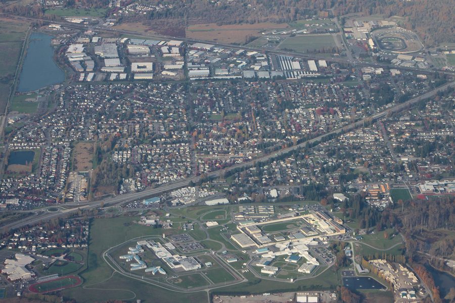 Luftaufnahme von Monroe im US-Bundesstaat Washington mit der State Route 522 und dem Monroe Correctional Complex