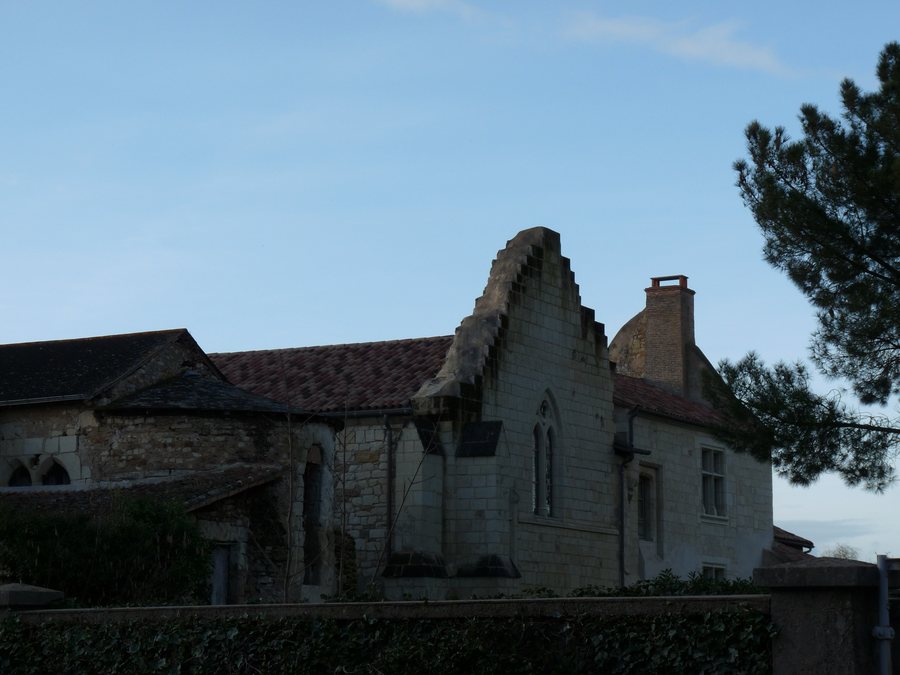 File:Les Verchers-sur-Layon (49) Prieuré Saint-Pierre.jpg