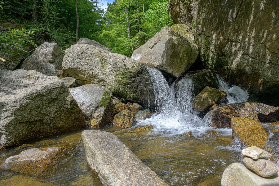Wasserfall und Felsen im Pesenbachtal bei Bad Mühllacken in Oberösterreich
