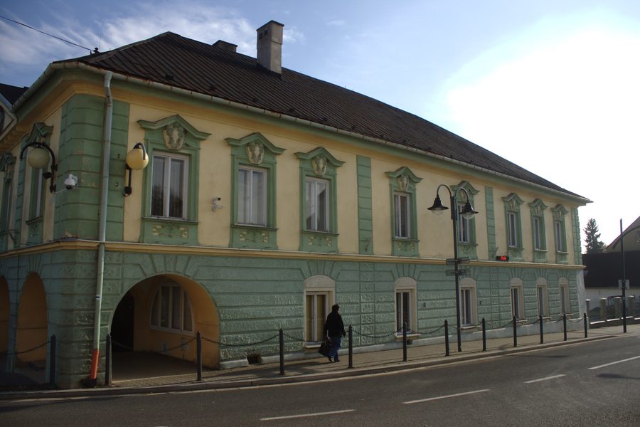 Gebäude des Stadtamts und Infocenters am Platz 9. května in Moravský Beroun