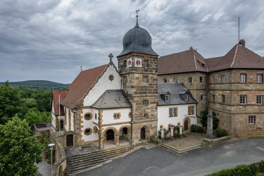 Luftaufnahme der evangelisch-lutherischen Pfarrkirche St. Ägidius in Redwitz an der Rodach
