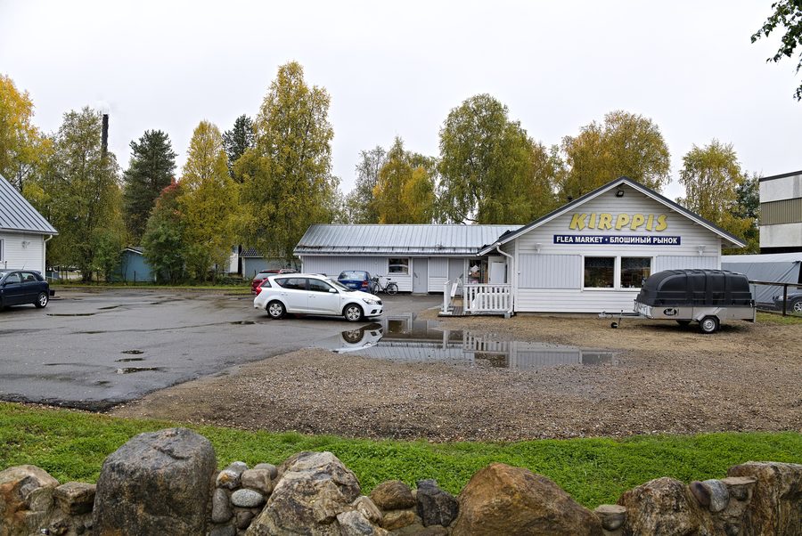 Straße durch Ivalo in Finnland