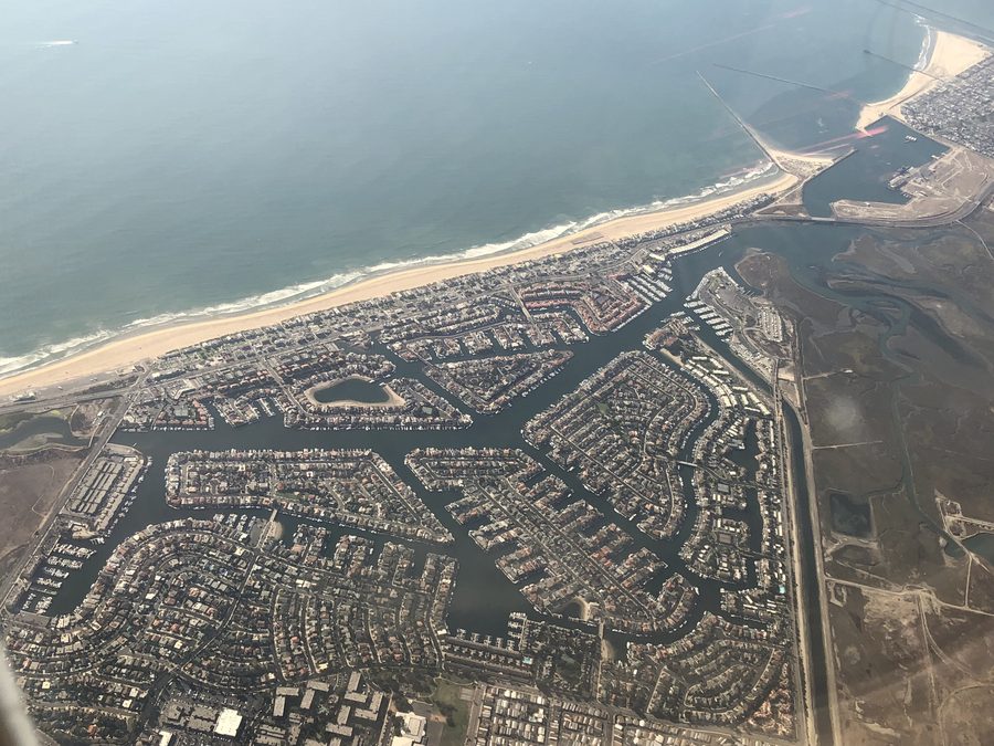 Strand und Pazifik in Sunset Beach, Huntington Beach, Kalifornien