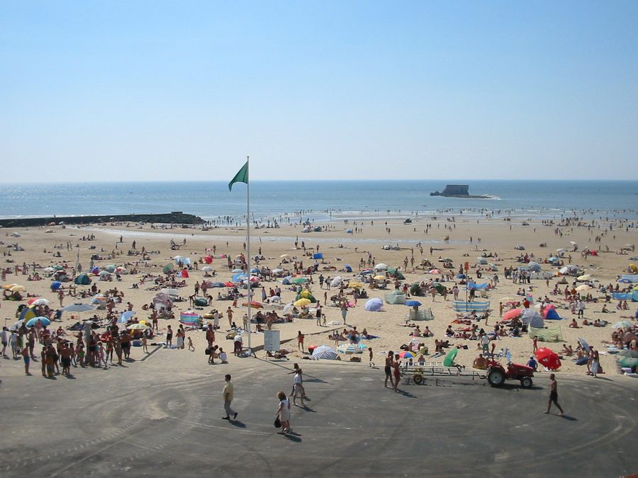 Le Portel beach with Fort de l'Heurt offshore