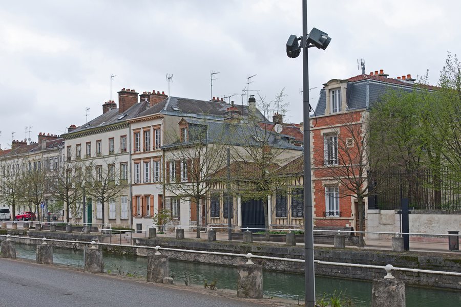 File:Troyes Quai des Comtes de Champagne 17-25.jpg