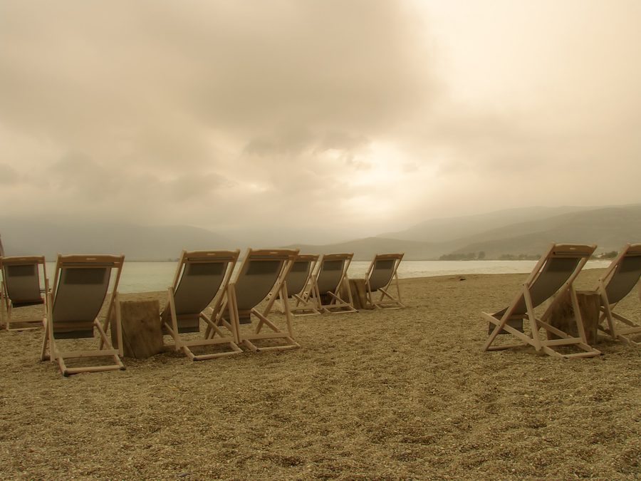 Strand und Küste bei Paralio Astros unter bewölktem Himmel