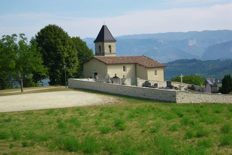 Außenansicht der Kirche von Rochechinard im Département Drôme