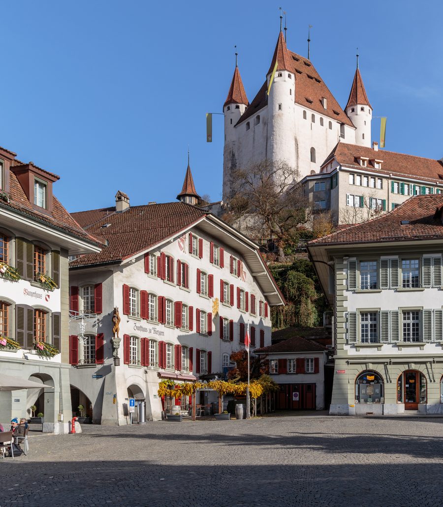Rathausplatz in der Altstadt von Thun mit Schloss Thun im Hintergrund.