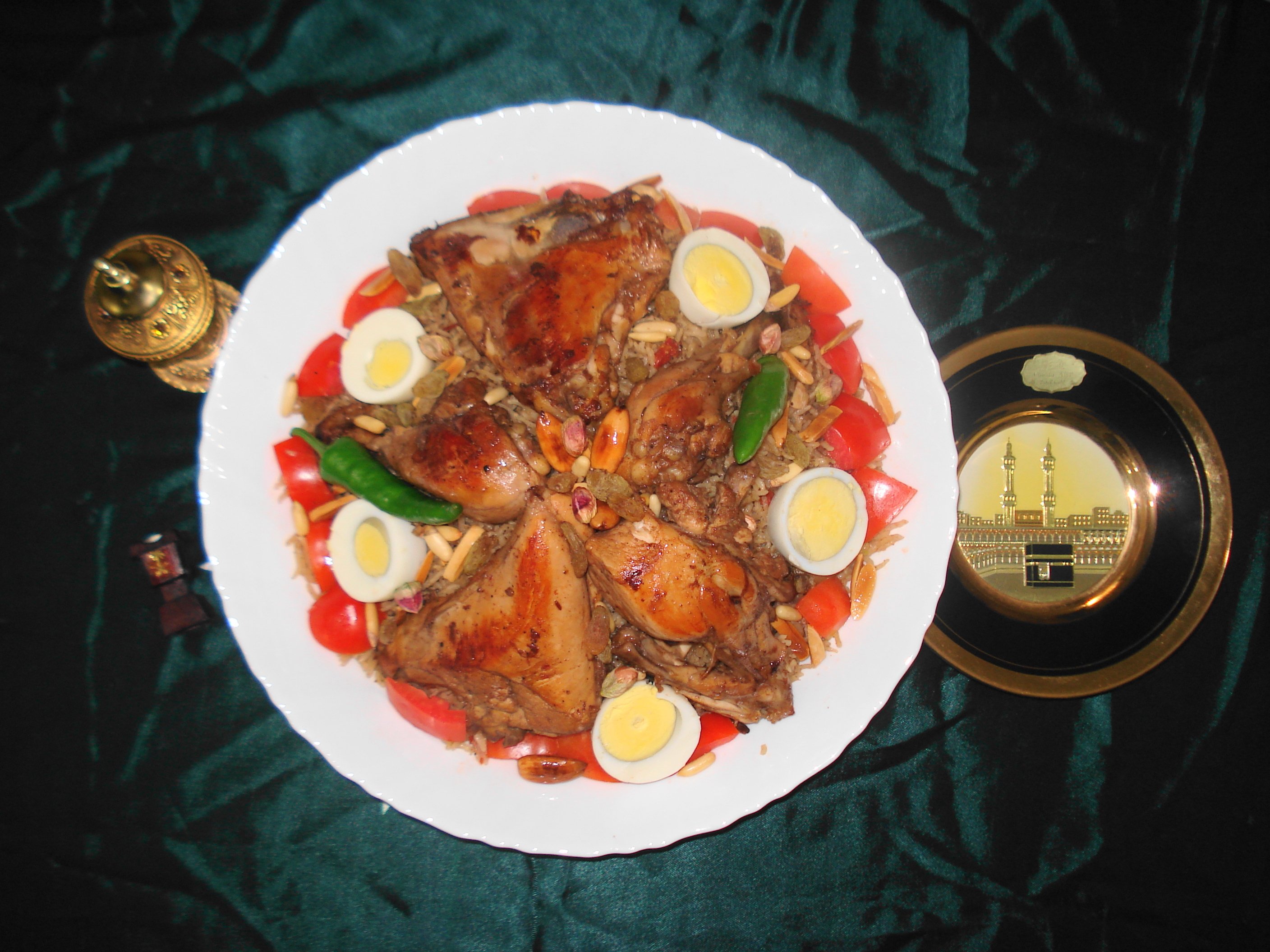 Teller mit Kabsa, gewürztem Reis und Fleisch
