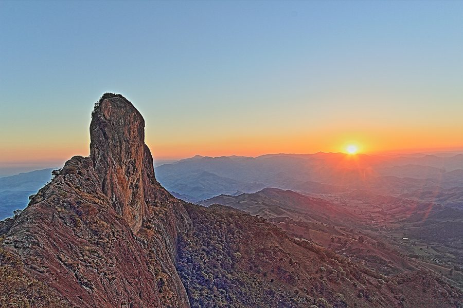 Pedra do Baú, von Pedra do Bauzinho aus bei Sonnenuntergang gesehen