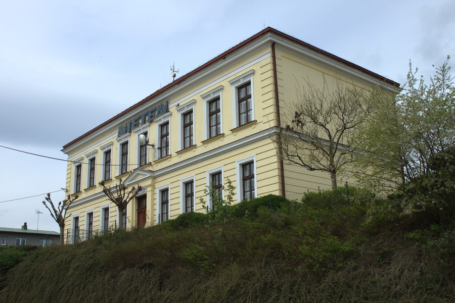 Ehemalige Schule in Chrastavice, heute Sitz eines privaten Unternehmens
