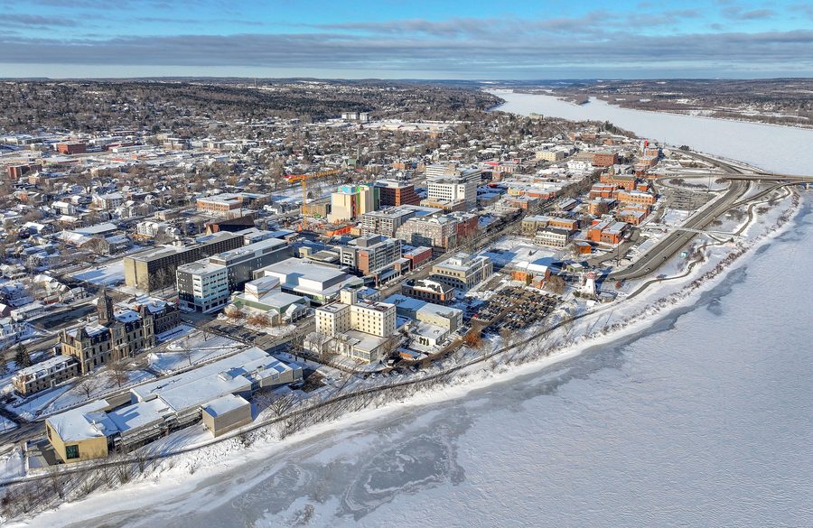 Luftaufnahme der Innenstadt von Fredericton in New Brunswick.
