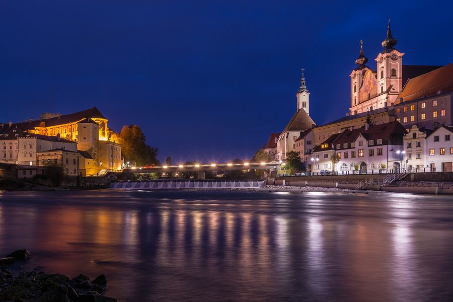 Schloss Lamberg und historische Gebäude an der Mündung von Steyr und Enns