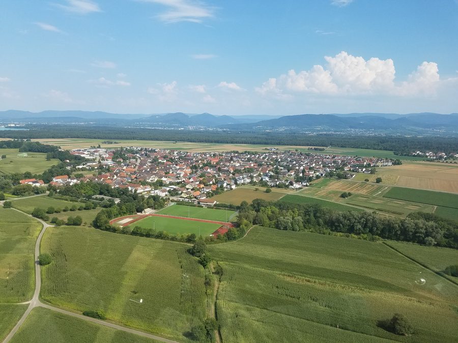Luftaufnahme von Hügelsheim von Westen mit der Umgebung der Oberrheinischen Tiefebene