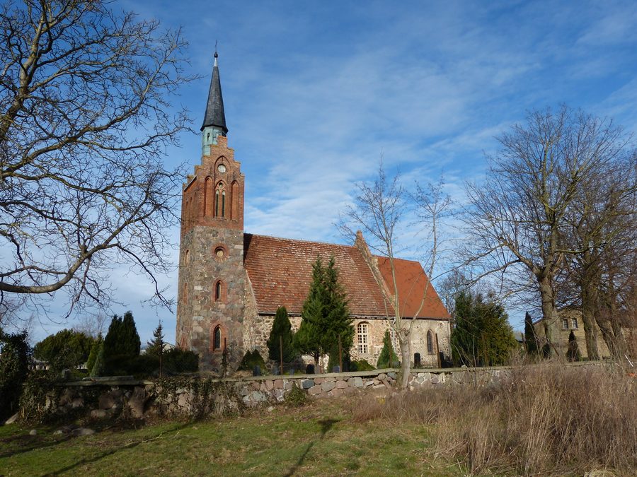 Kirche Völschow mit südlicher Außenansicht und Friedhofsmauer