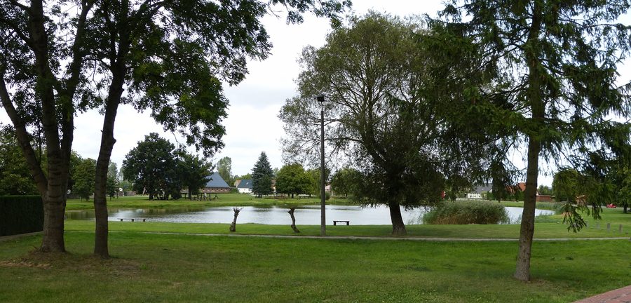 Dorfteich in Grapzow, vom Friedhof aus gesehen