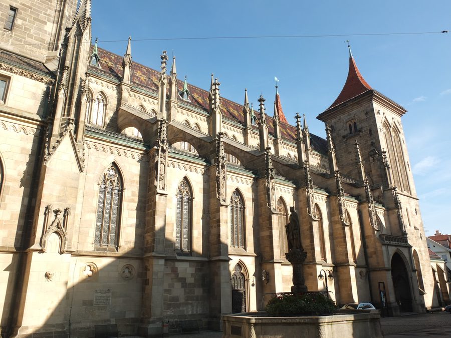Seitenansicht der Marienkirche mit Marienbrunnen in Reutlingen