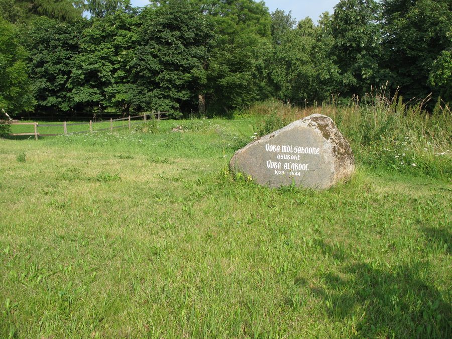 Gedenkstein zur Erinnerung an den Gutshof Voka und die Grundschule in Voka, Estland