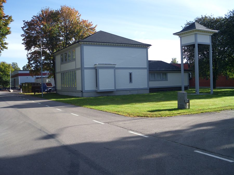 Moderner Glockenturm an einer Straße im Zentrum von Eneryda