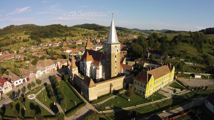 Luftaufnahme der evangelischen Kirchenburg von Moșna in Siebenbürgen