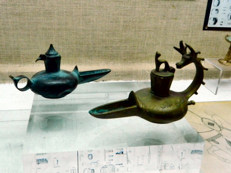 File:Museo Parroquial de la Iglesia. Candiles hispanomusulmánes hallados en Lietor.jpg