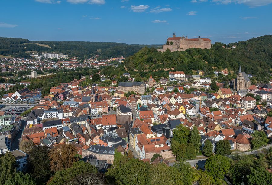 Luftaufnahme von Kulmbach mit Siedlungsgebiet und umliegender Landschaft