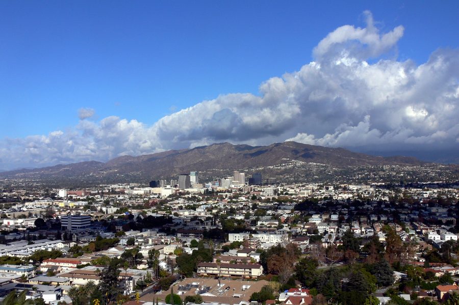Blick auf die Verdugo Mountains mit Glendale im Vordergrund