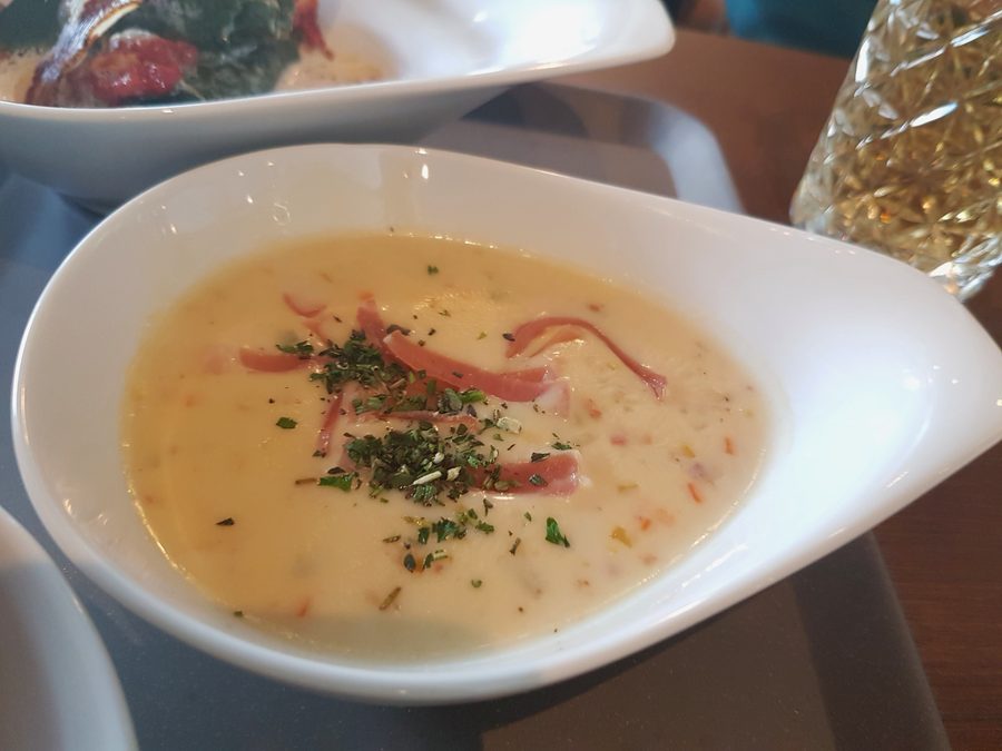 Bündner Gerstensuppe mit Gerste, Kartoffeln und Gemüse