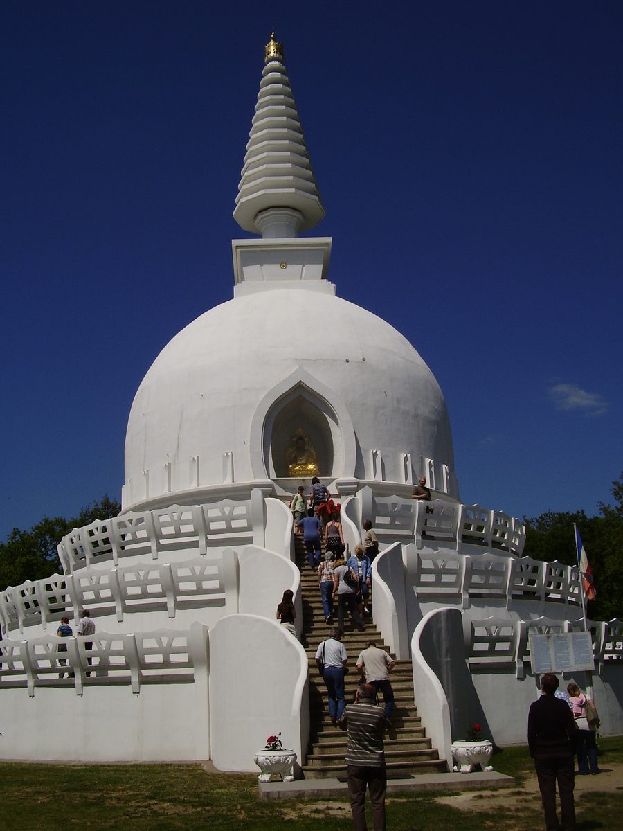 Buddhistischer Friedensstupa oberhalb von Zalaszántó am Kovácsi-hegy