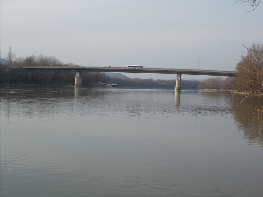 Tildy-Brücke über die Donau bei Tahitótfalu mit Bus in Richtung Szentendrei-sziget